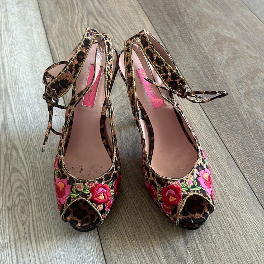 BETSY JOHNSON Jamison Peep Toe Floral Embroidered Leopard Sling Back Heels 6 M